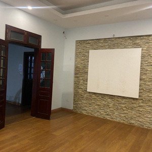 cho thuê nhà đầm trấu, mặt tiền rộng. diện tích 54m2 x 3,5 tầng. mặt tiền 14m. giá 35 triệu.