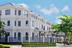 cần bán nhà phố vườn lakeview city nhà đã hoàn thiện nội thất giá 30 tỷ. lh 