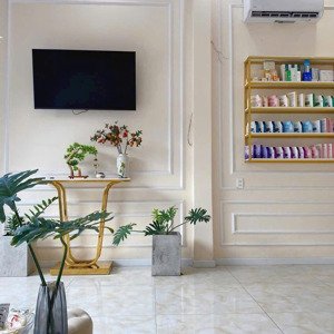 cho thuê toàn bộ spa đang hoạt động 4 năm lượng khách ổn định , vào kinh doanh luôn