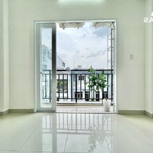 phòng ban công 25m2 full nội thất cơ bản