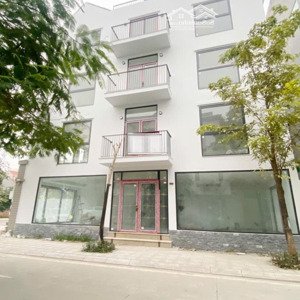 cho thuê nhà khúc thừa dụ - cạnh công viên cầu giấy. dt 100m2, 5 tầng thang máy, lô góc 2 mặt tiền
