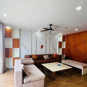 cho thuê căn hộ chung cư 135m2