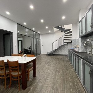 cho thuê nhà mới xây riêng biệt, sân để ô tô, 3 phòng ngủ rộng rãi. lh: 