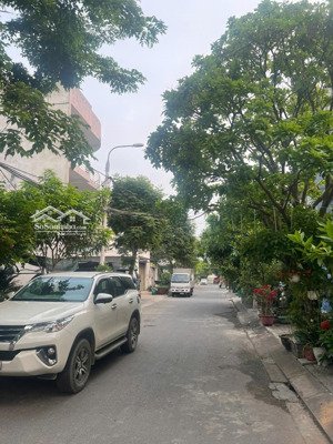 cần bán: - phù đổng ( đầu đường) -đường 5m5 thông dài , dân cư đông đúc .. -dt 100m - hướng tây