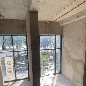 cho thuê căn shophouse có vị trí đắt địa ở vinhomes golden river (bason) ngay trục đường chính