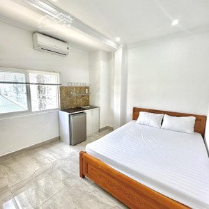 phòng cửa sổ thoáng full nội thất, có thang máy ngay gần ubnd q2