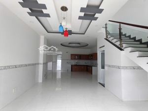 nhà phố hoàn thiện đã có nội thất, 1 trệt 2 lầu. dt: 5x15=75m2. shr giá bán 3 tỷ rẻ nhất khu vực