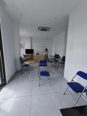 cho thuê tầng 4 nhà phố 96m2 giá 7 triệu có thang máy, máy lạnh, rèm. ghế văn phòng