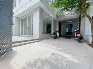 bán biệt thự kdc phong phú 5, gần bx.q.8, 3 tầng, 9x20m, giá chỉ 16.3 tỷ.