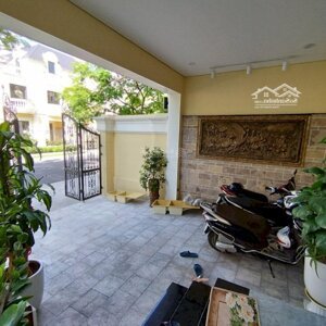 biệt thự full nội thất - 135m2 (có thang máy) chưa ở cho thuê ngay được!!!giá rất hợp lý, vào việc