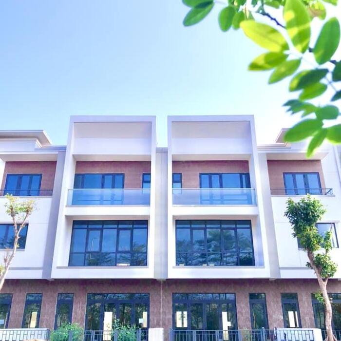 Hình ảnh Shophouse mẫu đặc biệt nằm trên trục chính đường 64m đối diện công viên 1
