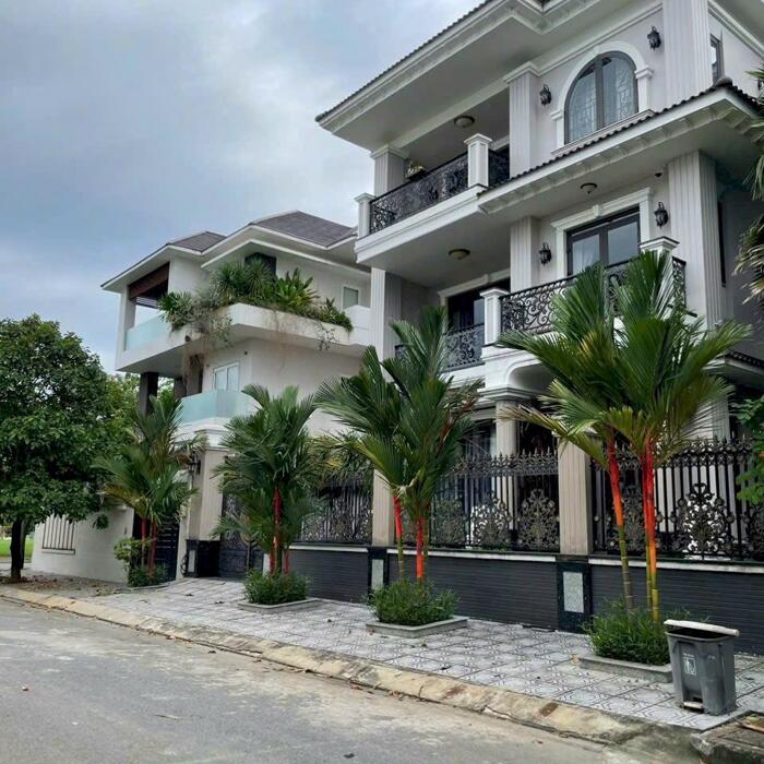 Hình ảnh Cần bán Villa Biệt thự Đơn Lập 4 mặt Gần Sông Sài Gòn 16x15 ,4T mới ,26.8 tỷ 0