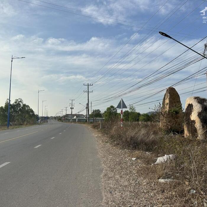 Hình ảnh Bán 5800m2 đất ONT Nguyễn Chí Thanh, Thị xã LaGi HẠ GIÁ 50% 400tr/m ngang 1