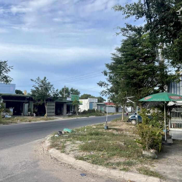 Hình ảnh Bán Nhà 1 trệt 1 lầu Nguyễn Hữu Cảnh - TX LaGi chưa qua đầu tư, gần biển 3
