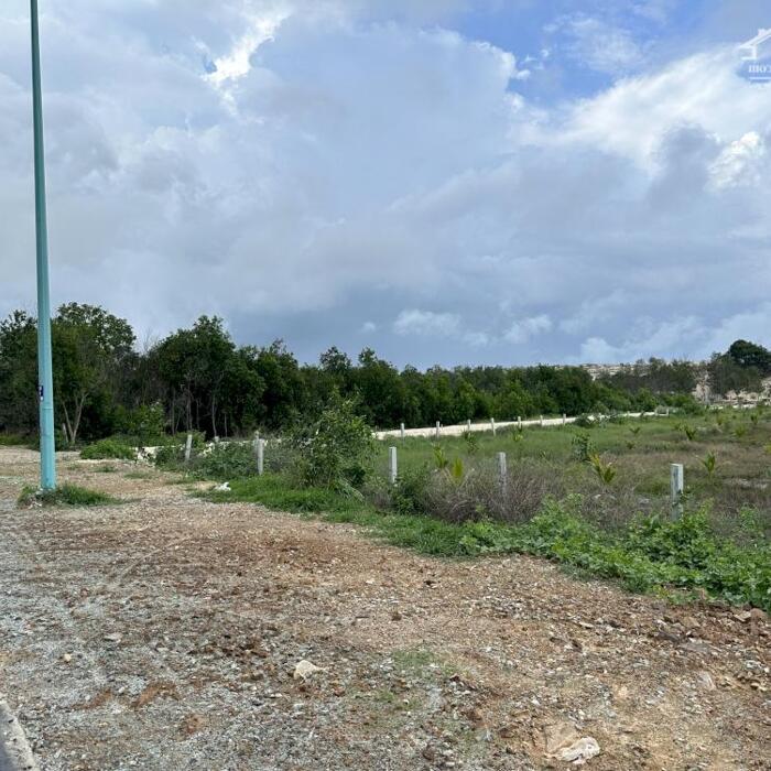 Hình ảnh Bán 3 mẫu đất Đường Hùng Vường, thị xã LaGi hạ giá còn 3tr/m2 sát biển 5