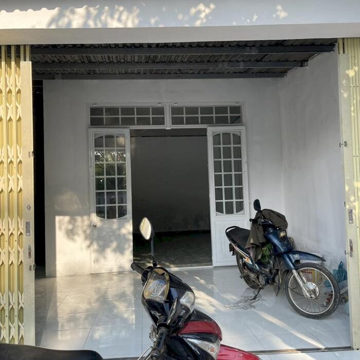 Hình ảnh Cho thuê nhà cấp 4 mặt tiền Nguyễn Công Hoan, khu đông đúc gần Bến Xe, đường 7m5, ở + buôn bán, giá 7 tr/ tháng, LH 0905634619 0