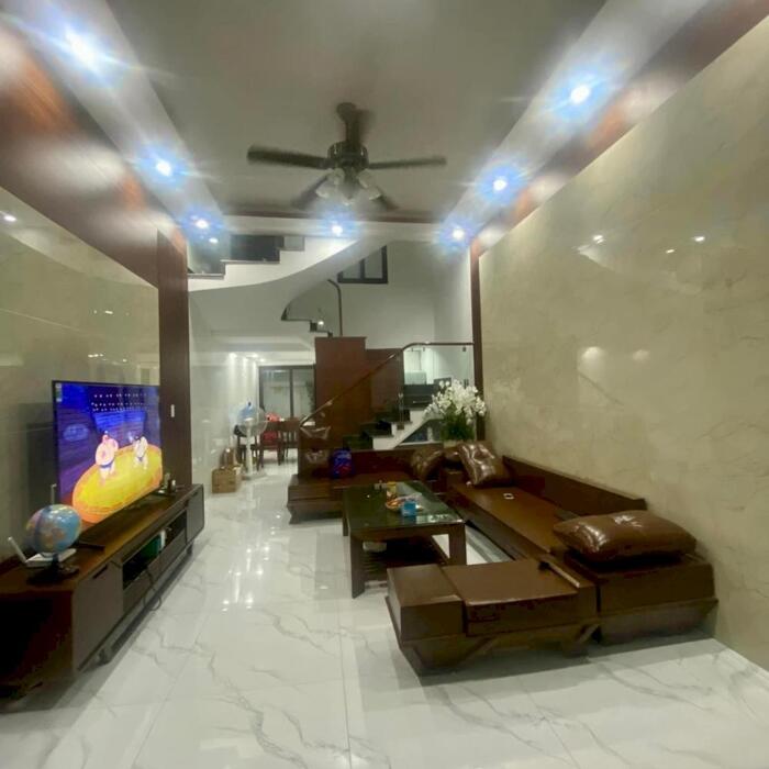 Hình ảnh Cho thuê nhà Văn Cao, DT: 50m2, 3 p.ngủ, full nội thất. 2