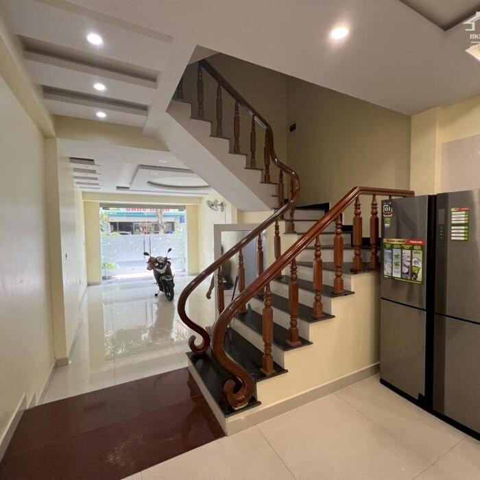 Hình ảnh Cho thuê nhà Văn Cao, DT: 60m2, 4 p.ngủ, Ôtô vào tận nhà. 0