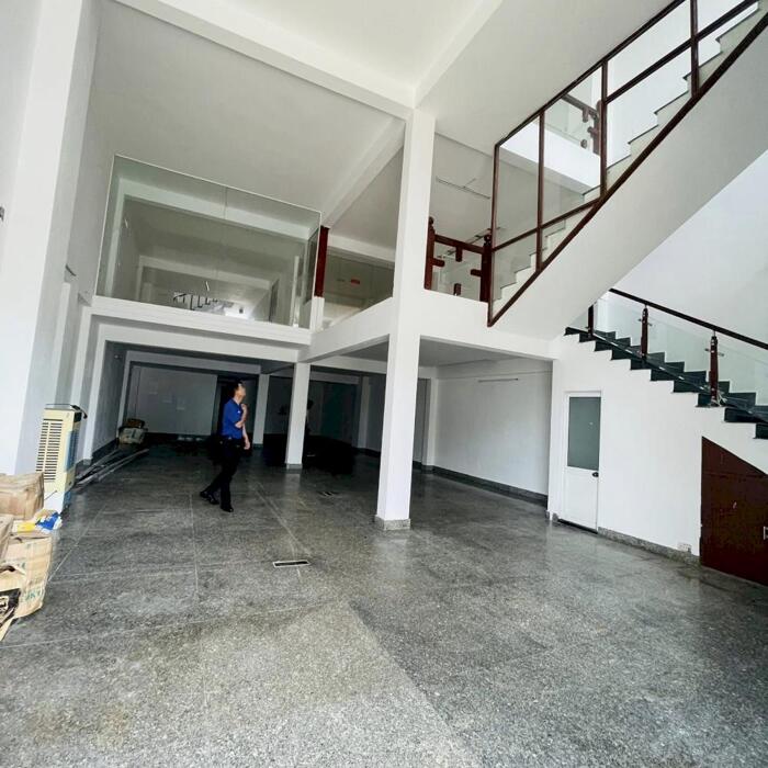 Hình ảnh Toà văn phòng 4 tầng 720m sàn MTđường Lê Văn Hiến 3
