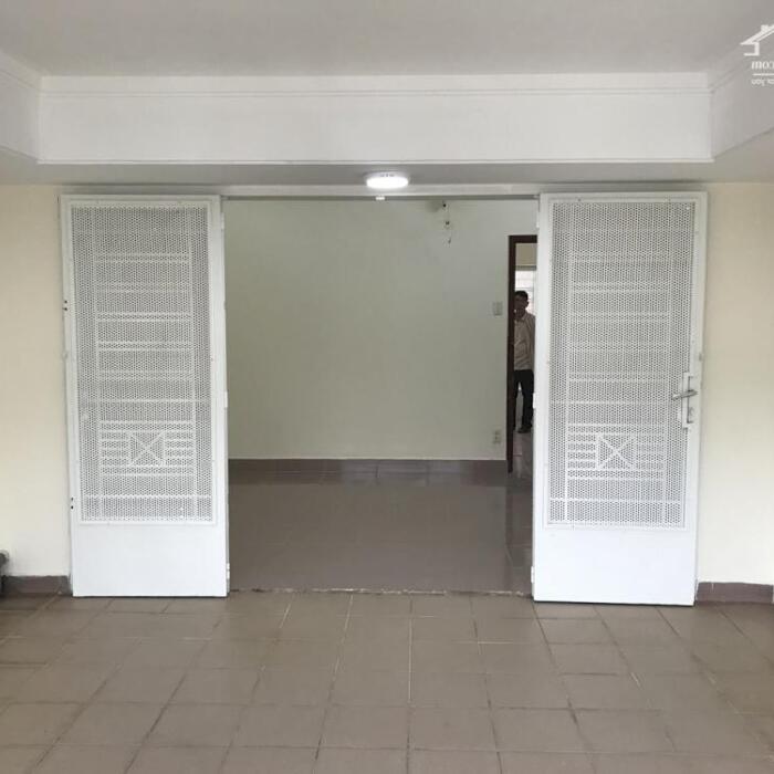 Hình ảnh Cho thuê nhà mặt tiền đường Hoa Sứ, phường 7, quận Phú Nhuận. (4,5m x 14m + 5 lầu) 3