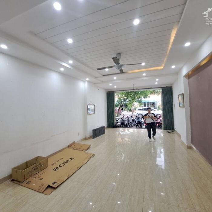 Hình ảnh Bán nhà vừa mới xây 3 tầng mặt tiền đường Trịnh Hoài Đức có hợp đồng thuê giá 7,5 tỷ 0