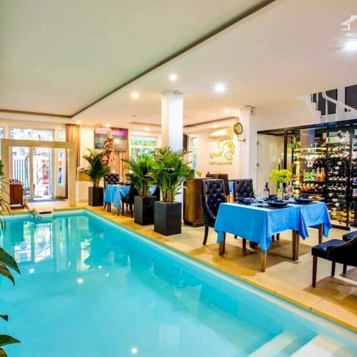 Hình ảnh Cho thuê Villa cách biển Mỹ Khê 500m có 12 phòng + hồ bơi - Diện tích: 300m² (ngang 12m). - Công năng: 4 tầng, 12 phòng - 14 WC - hồ bơi, thang máy, phòng gym. 1