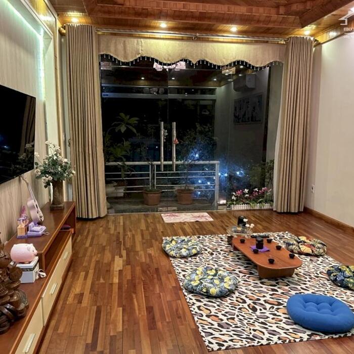 Hình ảnh Cho thuê nhà sân cổng Văn Cao, DT: 90m2, 3 ngủ khép kín. 1