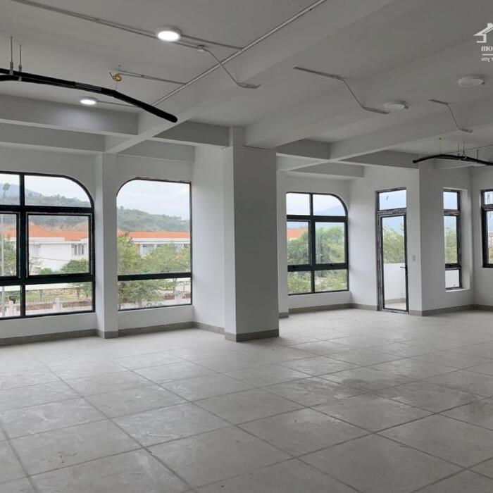 Hình ảnh Cho thuê nhà 4 tầng dt: 300m2 Giá thuê: 45tr/ tháng liên hệ: 0905724084 Bích 0