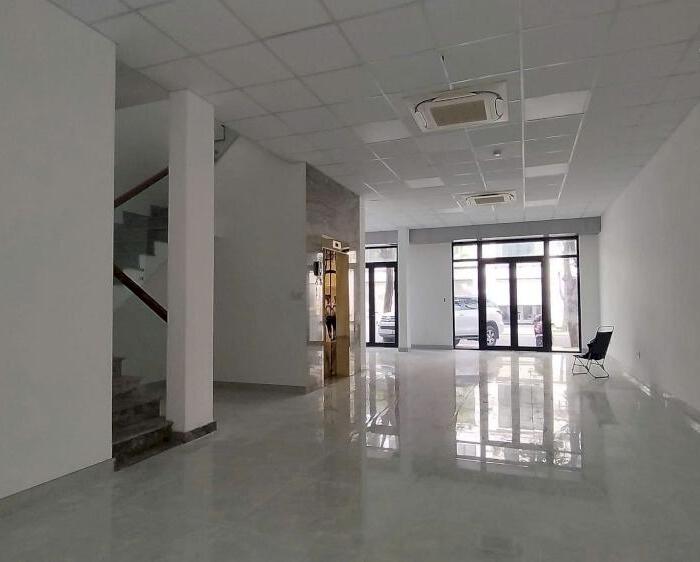 Hình ảnh nhà phố 126m2 có thang máy, vị trí đông đúc 6