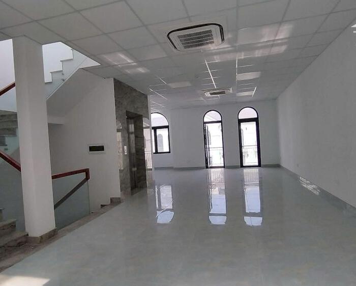 Hình ảnh nhà phố 126m2 có thang máy, vị trí đông đúc 2