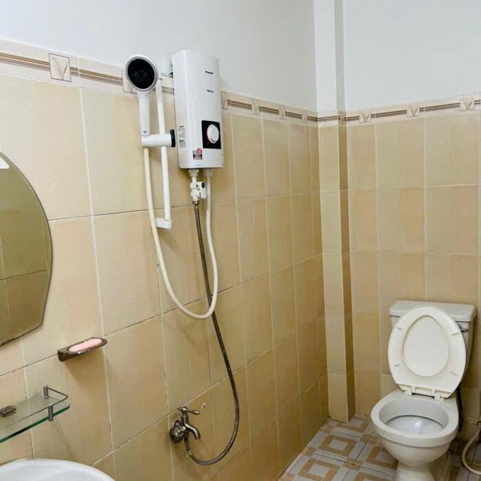 Hình ảnh Nhà hẻm xe tải gần chợ Thủ Đức, diện tích cực rộng, 2pn 2wc, sẵn máy lạnh 1