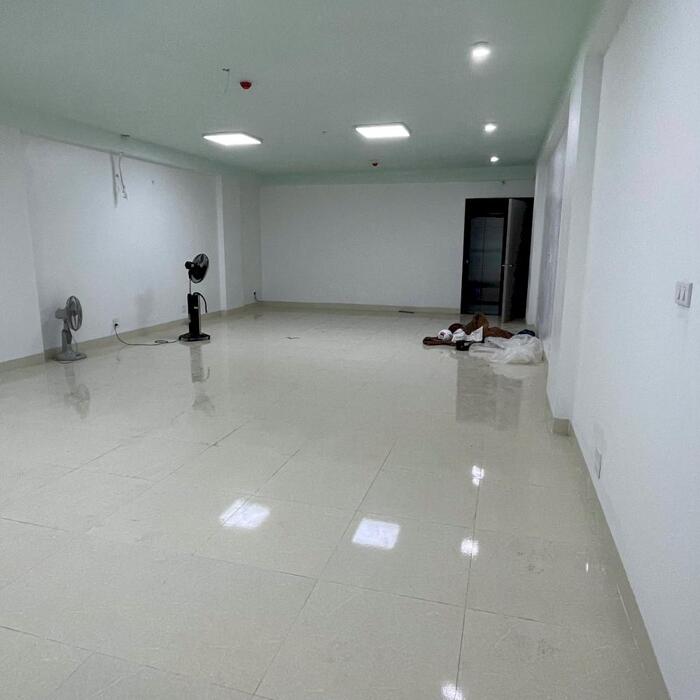 Hình ảnh Văn phòng tại Yên Xá - DT 130m2 ô tô đỗ cửa, phù hợp nhiều mô hình văn phòng 2