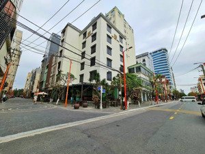 cho thuê khách sạn gần cầu sông hàn. có thang máy, đầy đủ trang thiết bị và hệ thống pccc,..