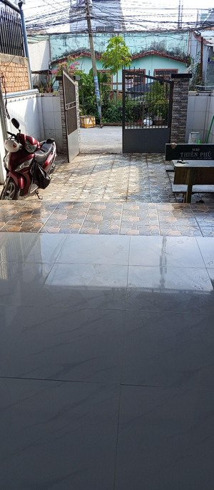 nhà nguyêncăn giá rẻ rộng thoáng mát 2 phòng ngủ, đường ô tô, sân ô tô, nước máy và cống thoát.