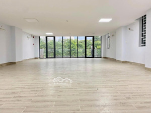 văn phòng cho thuê đặc quyền treo bảng hiệu trên đỉnh tòa nhà