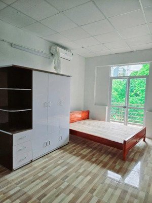 cho thuê phòng khép kín ngay khu đô thị việt hưng - ô tô đỗ cửa - full nội thất. giá 3.2tr/ tháng