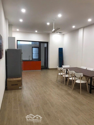 cho thuê nhà 8 phòng ngủ, có thang máy. gần bãi tắm sơn thuỷ