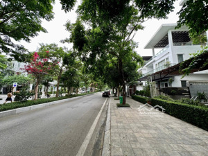 bán biệt thự flc sầm sơn mặt đường hồ xuân hương giá 15,x tỷ