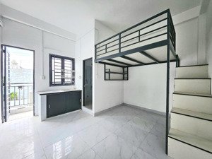 phòng ban công mới xây 30m2 gác lớn full nội thất gần công viên phần mềm quang trung, tô ký