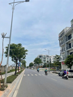 cho thuê nhà 5 tầng mặt tiền 6m gần chợ có thang máy nhà mới ở the manor central park nguyễn xiển