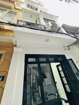 9,5 tỷ bán nhà phố cầu giấy dt 44m2 x 5 tầng đẹp long lanh, sổ vuông a4
