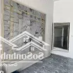 Nhà nằm ngay trung tâm thị trấn cần đước chỉ cách chợ đêm 150 mét
