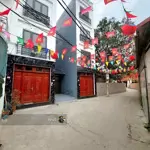 đang cần bán nhanh căn nhà này mặt đường thông, rộng 6m, ô tô vào, xây đơn lập mỗi tầng 2 phòng ngủ