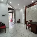 Cho thuê nhà đường nguyễn trãi, 5 phòng ngủ, hẻm xe hơi, nội thất cơ bản