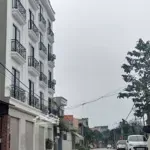 Nhà 5 tầng đông la, cách 1 nhà ra oto tránh liên xã. chỉ hơn 3 tỷ. lh: 0981145087