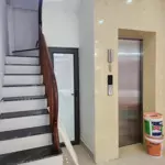 Thang máy ô tô đỗ cửa - gần phố - ngõ thông