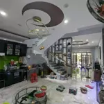 - nhà 3 tầng, mt đường 5,5m2. sau bến xe.
- s = 105m2 x 3 tầng, mặt tiền 5m. - nhà kiên cố - mới