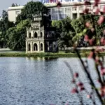 Mặt phố cổ trung tâm hoàn kiếm - tây ta đông đúc tấp nập , kinh doanh sầm uất mọi loại hình .