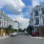 Nhà phố dĩ an - bình dương. an cư và đầu tư đều tốt, vị trí đắc địa, dân cư hiện hữu sầm uất.