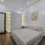 Nhà kiệt ô tô đậu trong sân, đường tôn đản